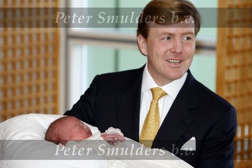 Den Haag 11 april 2007
Prins Willem Alexander toont zijn derde dochter Prinses... aan de pers in het bronovo ziekenhuis.