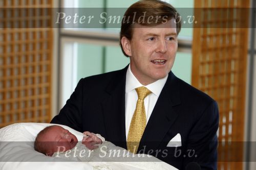 Den Haag 11 april 2007
Prins Willem Alexander toont zijn derde dochter Prinses... aan de pers in het bronovo ziekenhuis.