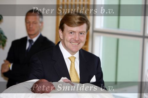 Den Haag 11 april 2007
Prins Willem Alexander toont zijn derde dochter Prinses... aan de pers in het bronovo ziekenhuis.