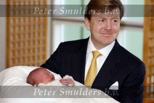 Den Haag 11 april 2007
Prins Willem Alexander toont zijn derde dochter Prinses... aan de pers in het bronovo ziekenhuis.