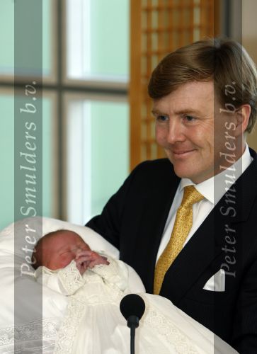 Den Haag 11 april 2007
Prins Willem Alexander toont zijn derde dochter Prinses... aan de pers in het bronovo ziekenhuis.