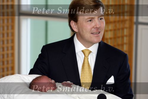 Den Haag 11 april 2007
Prins Willem Alexander toont zijn derde dochter Prinses... aan de pers in het bronovo ziekenhuis.