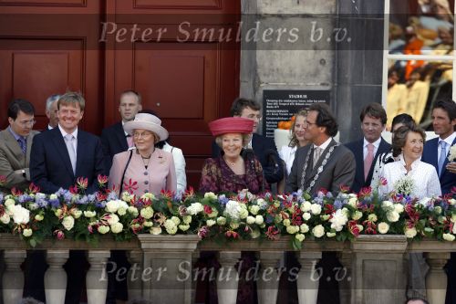Woudrichem Den Bosch 30 april 2007
Koningin Beatrix Prins Willem Alexander Prins Friso mabel Wisse Smit Prins Constantijn Prinses Laurentien Prinses Margriet Pieter v Vollenhoven Prins Maurits Prinses Marilene Prins Bernhard jr Prinses Annette Prins Pieter Christiaan Prinses  Anita Prins Floris en Prinses Aimee koninginnedag 2007.