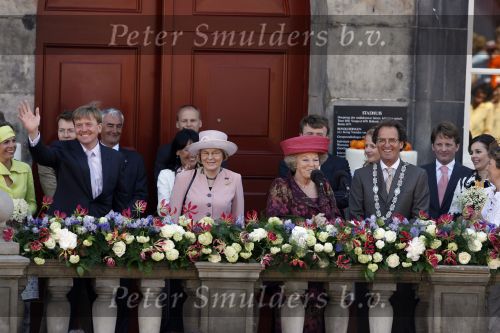 Woudrichem Den Bosch 30 april 2007
Koningin Beatrix Prins Willem Alexander Prins Friso mabel Wisse Smit Prins Constantijn Prinses Laurentien Prinses Margriet Pieter v Vollenhoven Prins Maurits Prinses Marilene Prins Bernhard jr Prinses Annette Prins Pieter Christiaan Prinses  Anita Prins Floris en Prinses Aimee koninginnedag 2007.