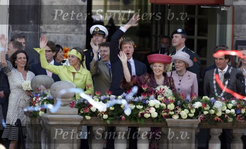 Woudrichem Den Bosch 30 april 2007
Koningin Beatrix Prins Willem Alexander Prins Friso mabel Wisse Smit Prins Constantijn Prinses Laurentien Prinses Margriet Pieter v Vollenhoven Prins Maurits Prinses Marilene Prins Bernhard jr Prinses Annette Prins Pieter Christiaan Prinses  Anita Prins Floris en Prinses Aimee koninginnedag 2007.