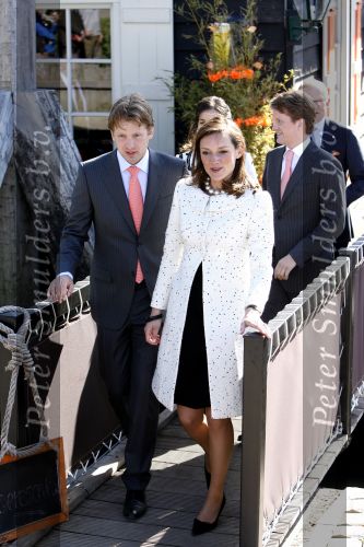 Woudrichem Den Bosch 30 april 2007
Koningin Beatrix Prins Willem Alexander Prins Friso mabel Wisse Smit Prins Constantijn Prinses Laurentien Prinses Margriet Pieter v Vollenhoven Prins Maurits Prinses Marilene Prins Bernhard jr Prinses Annette Prins Pieter Christiaan Prinses  Anita Prins Floris en Prinses Aimee koninginnedag 2007