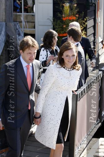 Woudrichem Den Bosch 30 april 2007
Koningin Beatrix Prins Willem Alexander Prins Friso mabel Wisse Smit Prins Constantijn Prinses Laurentien Prinses Margriet Pieter v Vollenhoven Prins Maurits Prinses Marilene Prins Bernhard jr Prinses Annette Prins Pieter Christiaan Prinses  Anita Prins Floris en Prinses Aimee koninginnedag 2007