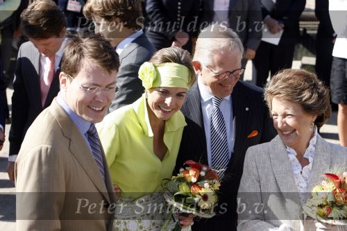 Woudrichem Den Bosch 30 april 2007
Koningin Beatrix Prins Willem Alexander Prins Friso mabel Wisse Smit Prins Constantijn Prinses Laurentien Prinses Margriet Pieter v Vollenhoven Prins Maurits Prinses Marilene Prins Bernhard jr Prinses Annette Prins Pieter Christiaan Prinses  Anita Prins Floris en Prinses Aimee koninginnedag 2007