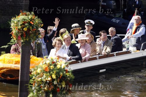 Woudrichem Den Bosch 30 april 2007
Koningin Beatrix Prins Willem Alexander Prins Friso mabel Wisse Smit Prins Constantijn Prinses Laurentien Prinses Margriet Pieter v Vollenhoven Prins Maurits Prinses Marilene Prins Bernhard jr Prinses Annette Prins Pieter Christiaan Prinses  Anita Prins Floris en Prinses Aimee koninginnedag 2007