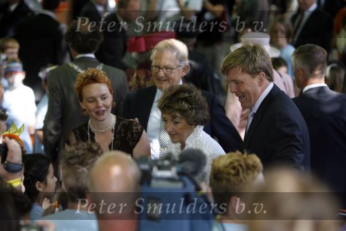 Woudrichem Den Bosch 30 april 2007
Koningin Beatrix Prins Willem Alexander Prins Friso mabel Wisse Smit Prins Constantijn Prinses Laurentien Prinses Margriet Pieter v Vollenhoven Prins Maurits Prinses Marilene Prins Bernhard jr Prinses Annette Prins Pieter Christiaan Prinses  Anita Prins Floris en Prinses Aimee koninginnedag 2007