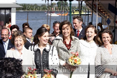 Woudrichem Den Bosch 30 april 2007
Koningin Beatrix Prins Willem Alexander Prins Friso mabel Wisse Smit Prins Constantijn Prinses Laurentien Prinses Margriet Pieter v Vollenhoven Prins Maurits Prinses Marilene Prins Bernhard jr Prinses Annette Prins Pieter Christiaan Prinses  Anita Prins Floris en Prinses Aimee koninginnedag 2007