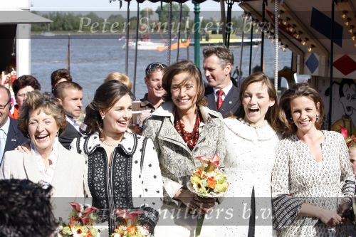 Woudrichem Den Bosch 30 april 2007
Koningin Beatrix Prins Willem Alexander Prins Friso mabel Wisse Smit Prins Constantijn Prinses Laurentien Prinses Margriet Pieter v Vollenhoven Prins Maurits Prinses Marilene Prins Bernhard jr Prinses Annette Prins Pieter Christiaan Prinses  Anita Prins Floris en Prinses Aimee koninginnedag 2007