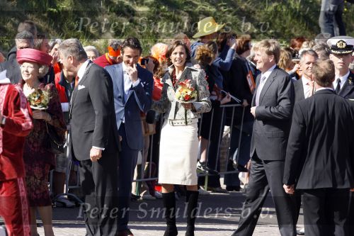 Woudrichem Den Bosch 30 april 2007
Koningin Beatrix Prins Willem Alexander Prins Friso mabel Wisse Smit Prins Constantijn Prinses Laurentien Prinses Margriet Pieter v Vollenhoven Prins Maurits Prinses Marilene Prins Bernhard jr Prinses Annette Prins Pieter Christiaan Prinses  Anita Prins Floris en Prinses Aimee koninginnedag 2007.
