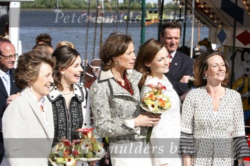 Woudrichem Den Bosch 30 april 2007
Koningin Beatrix Prins Willem Alexander Prins Friso mabel Wisse Smit Prins Constantijn Prinses Laurentien Prinses Margriet Pieter v Vollenhoven Prins Maurits Prinses Marilene Prins Bernhard jr Prinses Annette Prins Pieter Christiaan Prinses  Anita Prins Floris en Prinses Aimee koninginnedag 2007