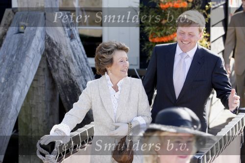 Woudrichem Den Bosch 30 april 2007
Koningin Beatrix Prins Willem Alexander Prins Friso mabel Wisse Smit Prins Constantijn Prinses Laurentien Prinses Margriet Pieter v Vollenhoven Prins Maurits Prinses Marilene Prins Bernhard jr Prinses Annette Prins Pieter Christiaan Prinses  Anita Prins Floris en Prinses Aimee koninginnedag 2007