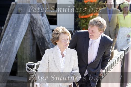 Woudrichem Den Bosch 30 april 2007
Koningin Beatrix Prins Willem Alexander Prins Friso mabel Wisse Smit Prins Constantijn Prinses Laurentien Prinses Margriet Pieter v Vollenhoven Prins Maurits Prinses Marilene Prins Bernhard jr Prinses Annette Prins Pieter Christiaan Prinses  Anita Prins Floris en Prinses Aimee koninginnedag 2007