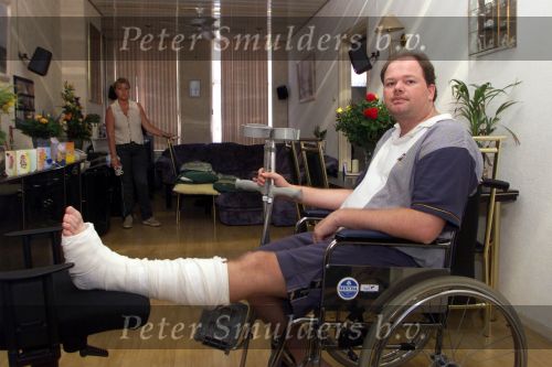 Den Haag 26 Augustus 1999
Raymond v Barneveld thuis zittend in een rolstoel met een gescheurde enkelband in het gips