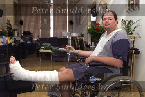 Den Haag 26 Augustus 1999
Raymond v Barneveld thuis zittend in een rolstoel met een gescheurde enkelband in het gips