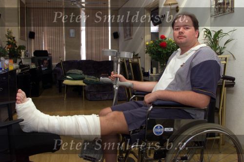 Den Haag 26 Augustus 1999
Raymond v Barneveld thuis zittend in een rolstoel met een gescheurde enkelband in het gips