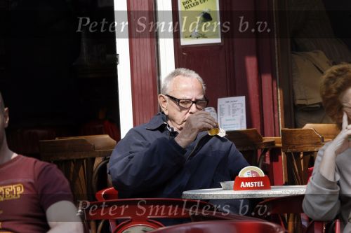 Amsterdam 12 april 2007
Rijk de Gooyer op een terras bij cafe de zon in amsterdam