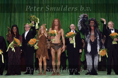 Scheveningen 15 april 2007
Premiere Tarzan in het circus theater. Chantal Janzen Ron Linjk Chaira Borderslee Jeroen Phaff Clayton Peroti Hans Ligtvoet Arie Rustenburg tim Koper en Phil Collins