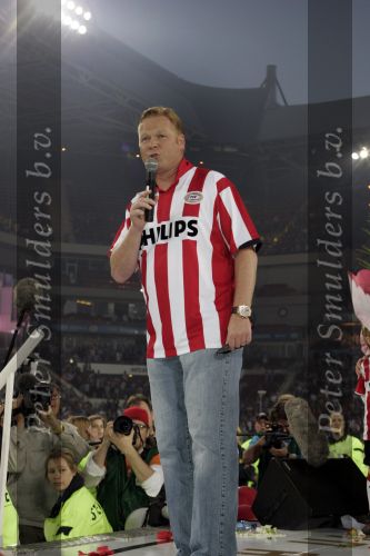 Eindhoven, 1 Mei 2007 Hulding Selektie van PSV in het PSV-stadion 2 dagen nadat zij voor de 20e maal kampioen zijn geworden van Nederland
Trainer Ronald Koeman kreeg veel bijval van de 35000 toeschouwers