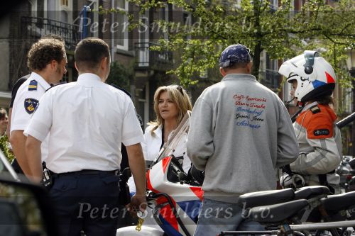 Amsterdam 19 april 2007
Saskia v Zutphen (mrs einstein) nterviewt Bastiaa Ragas voor een nieuw programma. politie