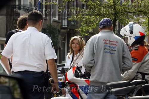 Amsterdam 19 april 2007
Saskia v Zutphen (mrs einstein) nterviewt Bastiaa Ragas voor een nieuw programma. politie