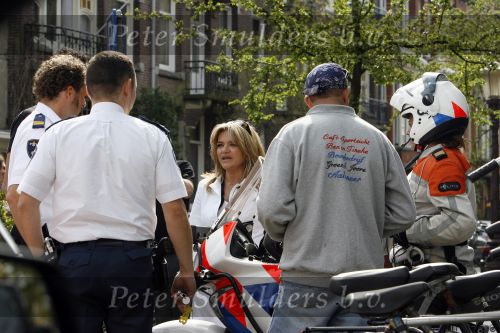 Amsterdam 19 april 2007
Saskia v Zutphen (mrs einstein) nterviewt Bastiaa Ragas voor een nieuw programma. politie
