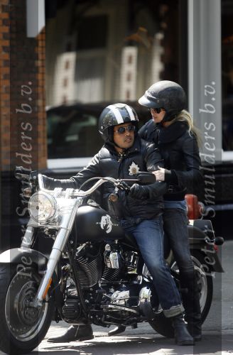 Amsterdam 5 mei 2007
Steve te Pas en zijn vrouw Maria Kooistra op harley Davidson op de cornelis schuytstraat.
