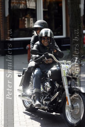 Amsterdam 5 mei 2007
Steve te Pas en zijn vrouw Maria Kooistra op harley Davidson op de cornelis schuytstraat.
