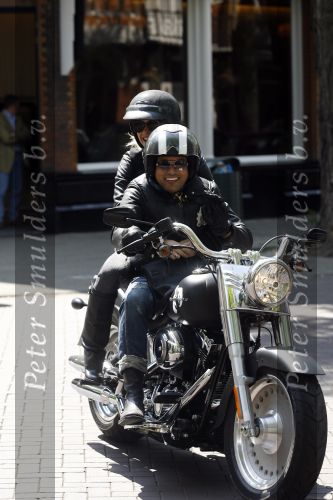 Amsterdam 5 mei 2007
Steve te Pas en zijn vrouw Maria Kooistra op harley Davidson op de cornelis schuytstraat.