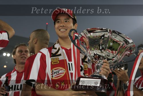 Eindhoven, 2 Mei 2007 Twee dagen na het onverwachte landskampioenschap van PSV Seizoen 2006/2007 was er een huldiging voor de PSV Selektie.
Op de foto Sun Xiang met de stadsbeker