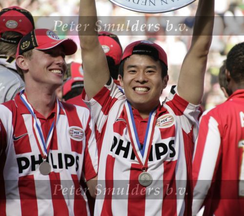 Eindhoven, 29 April 2007 Kampioenswestrijd PSV-Vitesse, eindstand 5-1
Seizoen 2006/2007 Onverwachts landskampioenschap voor PSV doordat de concurrent AZ verloor en Ajax een doelpunt tekort kwam
Sun Xiang met de kampioensschaal