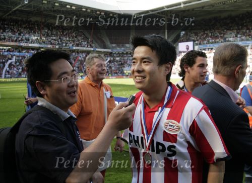 Eindhoven, 29 April 2007 Kampioenswestrijd PSV-Vitesse, eindstand 5-1
Seizoen 2006/2007 Onverwachts landskampioenschap voor PSV doordat de concurrent AZ verloor en Ajax een doelpunt tekort kwam
Sun Xiang wordt geintervieuwd door een landgenoot