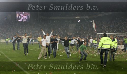 Eindhoven, 2 Mei 2007 Twee dagen na het onverwachte landskampioenschap van PSV Seizoen 2006/2007 was er een huldiging voor de PSV Selektie.
Op de foto supporters die het veld waren opgekomen en daarna weer verwijderd