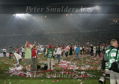Eindhoven, 2 Mei 2007 Twee dagen na het onverwachte landskampioenschap van PSV Seizoen 2006/2007 was er een huldiging voor de PSV Selektie.
Op de foto supporters die het veld waren opgekomen en daarna weer verwijderd