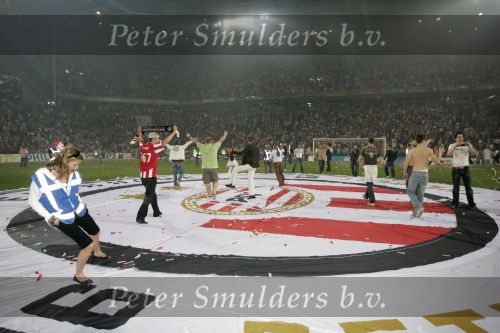 Eindhoven, 2 Mei 2007 Twee dagen na het onverwachte landskampioenschap van PSV Seizoen 2006/2007 was er een huldiging voor de PSV Selektie.
Op de foto supporters die het veld waren opgekomen en daarna weer verwijderd