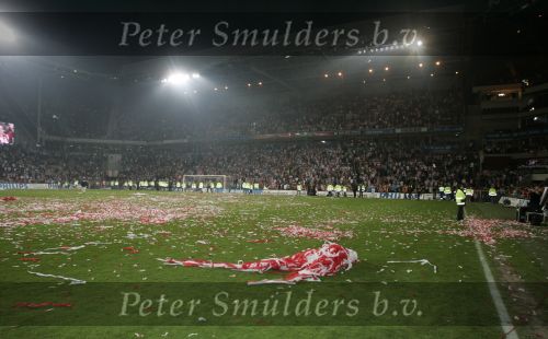Eindhoven, 2 Mei 2007 Twee dagen na het onverwachte landskampioenschap van PSV Seizoen 2006/2007 was er een huldiging voor de PSV Selektie.
Op de foto supporters die het veld waren opgekomen en daarna weer verwijderd