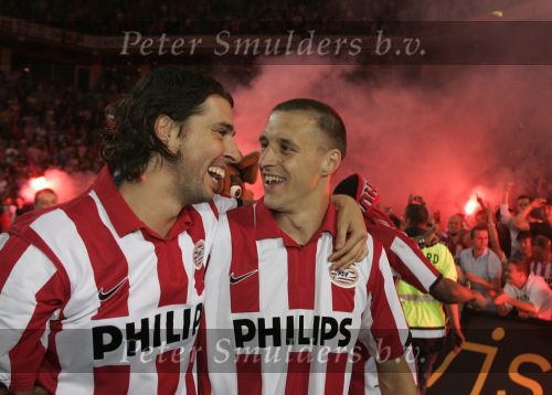 Eindhoven, 2 Mei 2007 Twee dagen na het onverwachte landskampioenschap van PSV Seizoen 2006/2007 was er een huldiging voor de PSV Selektie.
Op de foto John de Jong met Timmy Simons