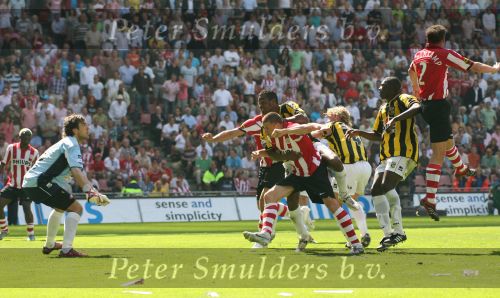 Eindhoven, 29 April 2007 Kampioenswestrijd PSV-Vitesse, eindstand 5-1
Seizoen 2006/2007 Onverwachts landskampioenschap voor PSV doordat de concurrent AZ verloor en Ajax een doelpunt tekort kwam.
ALEX PSV scoort
Verder op de foto Timmy Simons & Doelman Vladimir Stojkovic