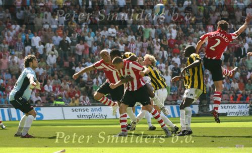 Eindhoven, 29 April 2007 Kampioenswestrijd PSV-Vitesse, eindstand 5-1
Seizoen 2006/2007 Onverwachts landskampioenschap voor PSV doordat de concurrent AZ verloor en Ajax een doelpunt tekort kwam.
ALEX PSV scoort
Verder op de foto Timmy Simons & Doelman Vladimir Stojkovic
