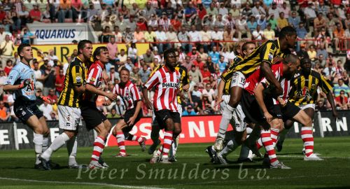 Eindhoven, 29 April 2007 Kampioenswestrijd PSV-Vitesse, eindstand 5-1
Seizoen 2006/2007 Onverwachts landskampioenschap voor PSV doordat de concurrent AZ verloor en Ajax een doelpunt tekort kwam.
Timmy Simons wordt zwaar op de huid gezeten
Verder op de foto Phillip Cocu, Jan Kromkamp, theo Janssen en Eric Addo
