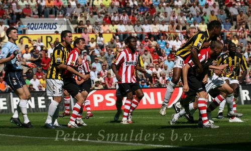 Eindhoven, 29 April 2007 Kampioenswestrijd PSV-Vitesse, eindstand 5-1
Seizoen 2006/2007 Onverwachts landskampioenschap voor PSV doordat de concurrent AZ verloor en Ajax een doelpunt tekort kwam.
Timmy Simons wordt zwaar op de huid gezeten
Verder op de foto Phillip Cocu, Jan Kromkamp, theo Janssen en Eric Addo