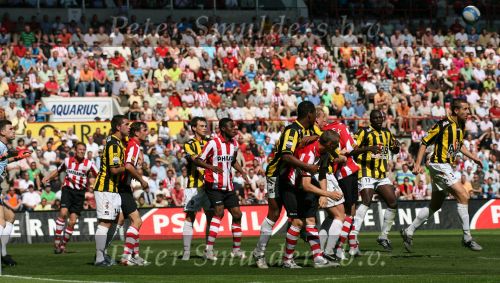 Eindhoven, 29 April 2007 Kampioenswestrijd PSV-Vitesse, eindstand 5-1
Seizoen 2006/2007 Onverwachts landskampioenschap voor PSV doordat de concurrent AZ verloor en Ajax een doelpunt tekort kwam.
Timmy Simons wordt zwaar op de huid gezeten
Verder op de foto Phillip Cocu, Jan Kromkamp, theo Janssen en Eric Addo