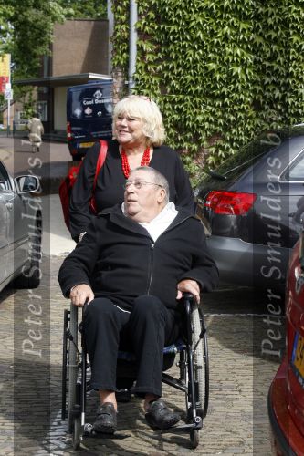 Laren 8 mei 2007
Tineke de Nooij met haar man Peter in een rolstoel bij de singer in Laren.