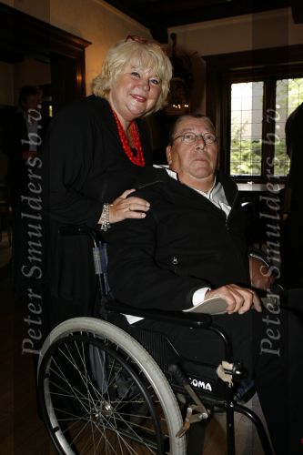 Laren 8 mei 2007
Tineke de Nooij met haar man Peter in een rolstoel bij de singer in Laren.