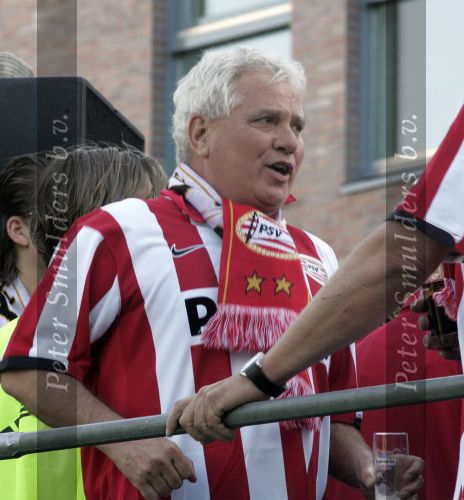 Eindhoven, 2 Mei 2007 Twee dagen na het onverwachte landskampioenschap van PSV Seizoen 2006/2007 was er een huldiging voor de PSV Selektie.
Op de foto clubarts Tjaarda Weber