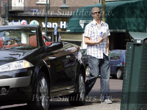 Amsterdam 25 april 2007
Tjeerd Oosterhuis in zijn renault cabrio.