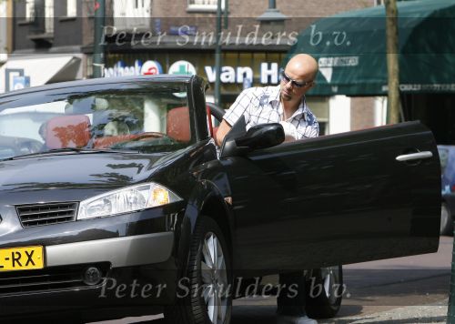 Amsterdam 25 april 2007
Tjeerd Oosterhuis in zijn renault cabrio.